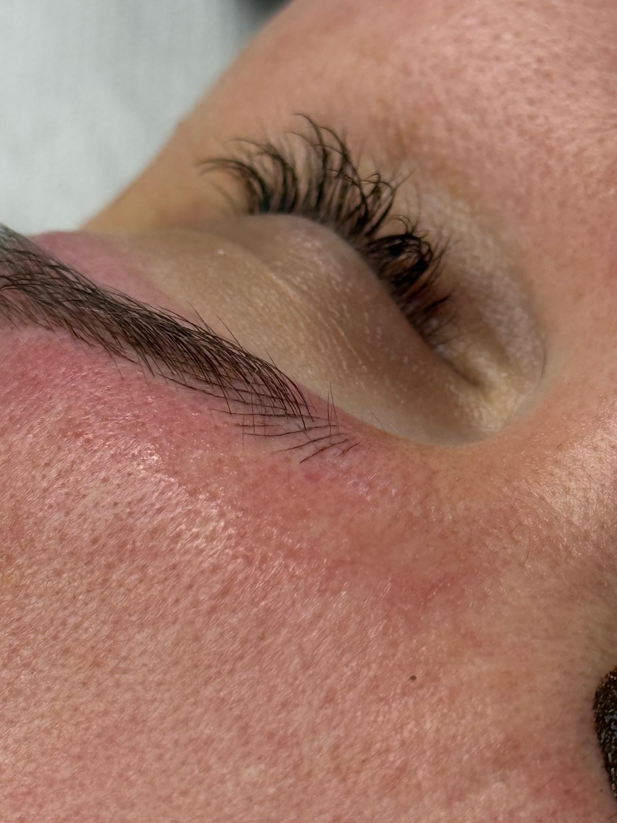 Détails et zoom d’un microblading réalisé à la perfection par la meilleure dans le domaine, Mégane de la fée des jolies sur le barp