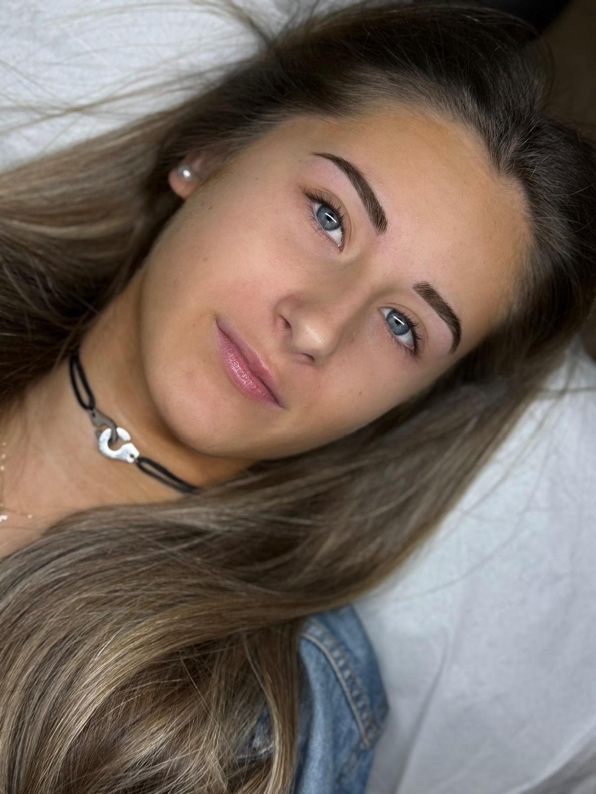 Démonstration d’épilation au fil par une formatrice experte en Aquitaine - Le Barp. Formation professionnelle restructuration des sourcils