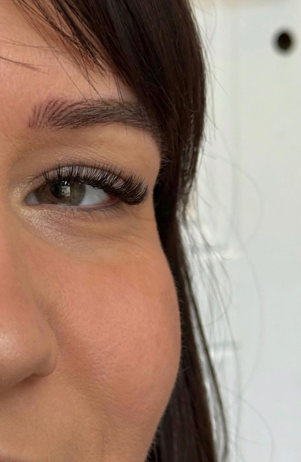 Extensions de cils 2D, volume mixte avec bouquets réalisés exclusivement à la main