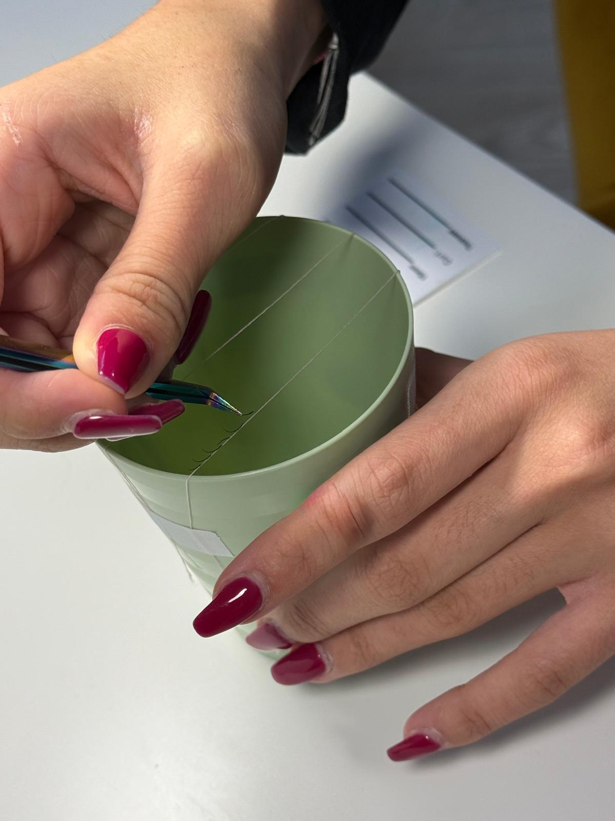 Élève qui s’entraîne pour la pose d’extensions de cil à cils lors d’une formation extensions de cils sur le barp en Aquitaine