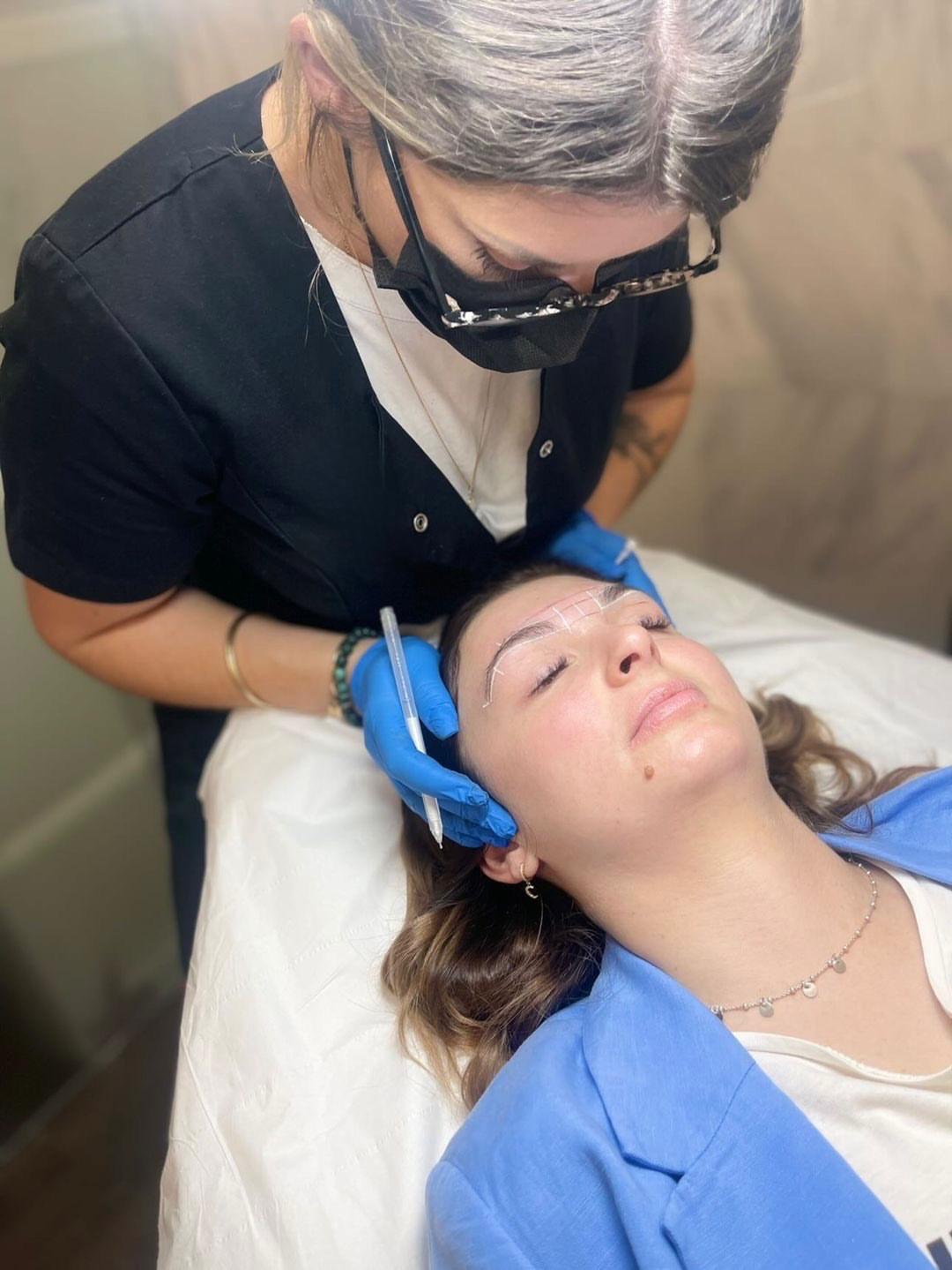 Formatrice de la fée des jolies réalisant un mapping des sourcils (tracé) avec une épilation au fil