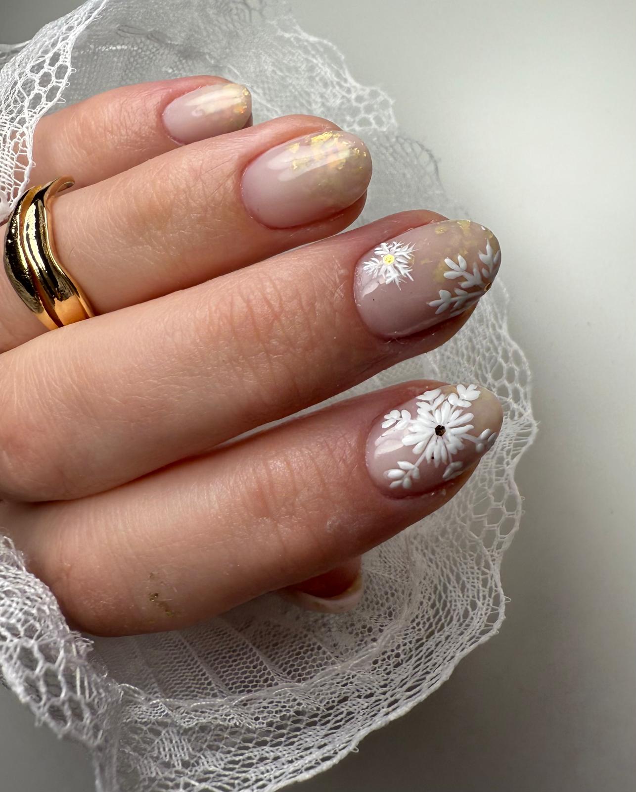 semi permanent renforcé avec décors de Noël et flocon de neige en incrustation sur des ongles naturels