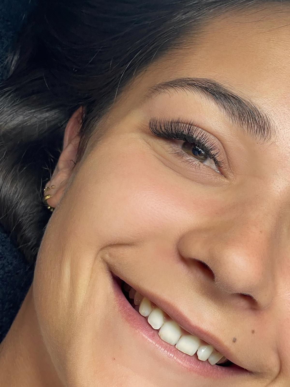 Pose d’extensions de cils en 2D dit pose de cils mixte réalisée par une Lash experte, situé sur le barp dans le val de l’eyre