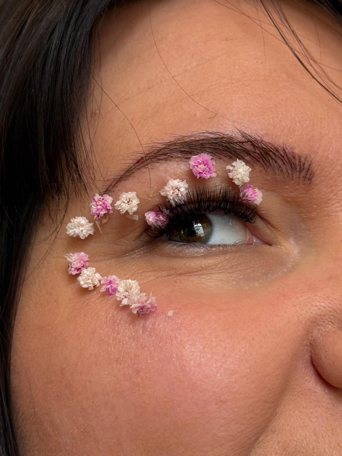 Extensions de cils délicats réalisés pour la St Valentin en bouquets 2D fait main par Mégane de la fée des jolies au barp