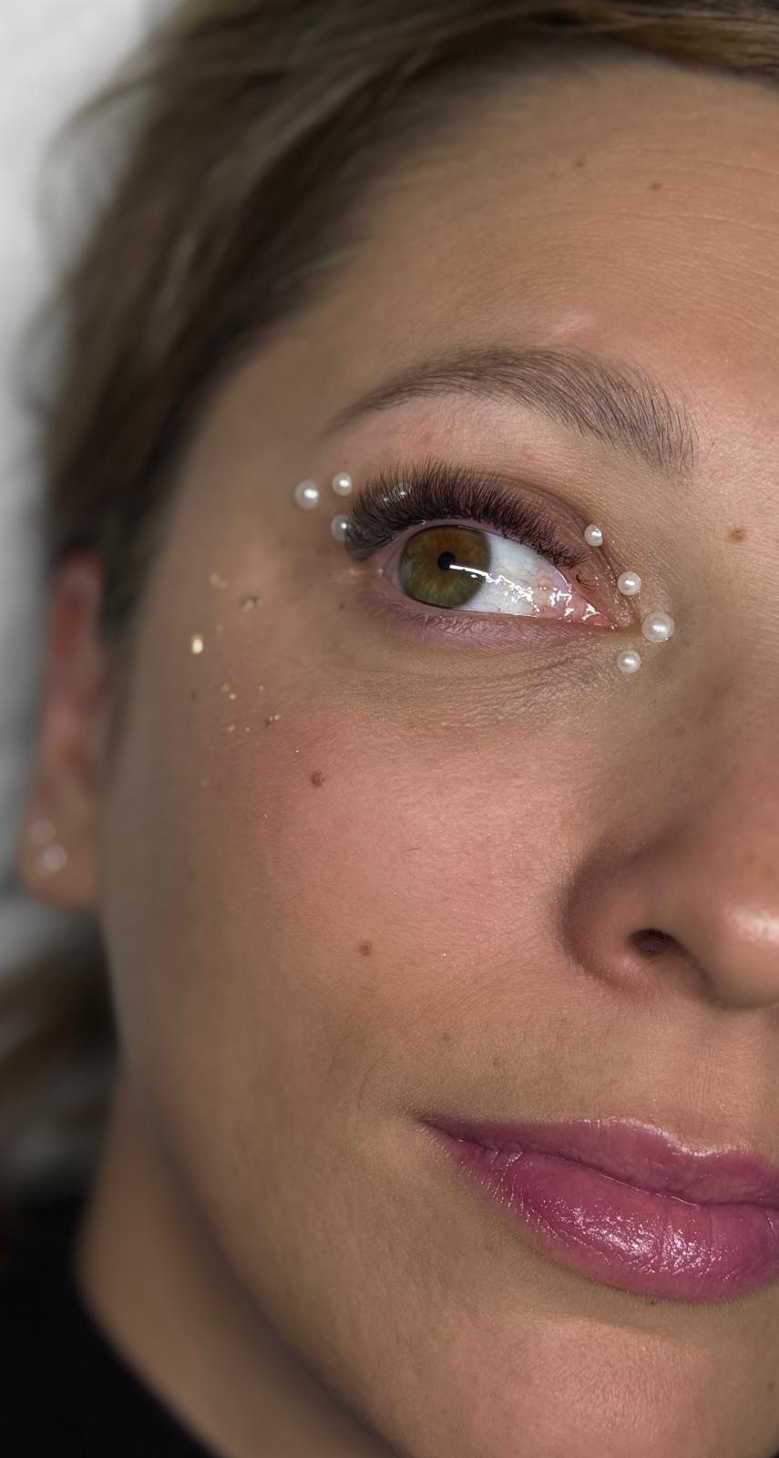 Photo de concours de volume russe Avec des petits décors sur le visage pour sublimer la pose