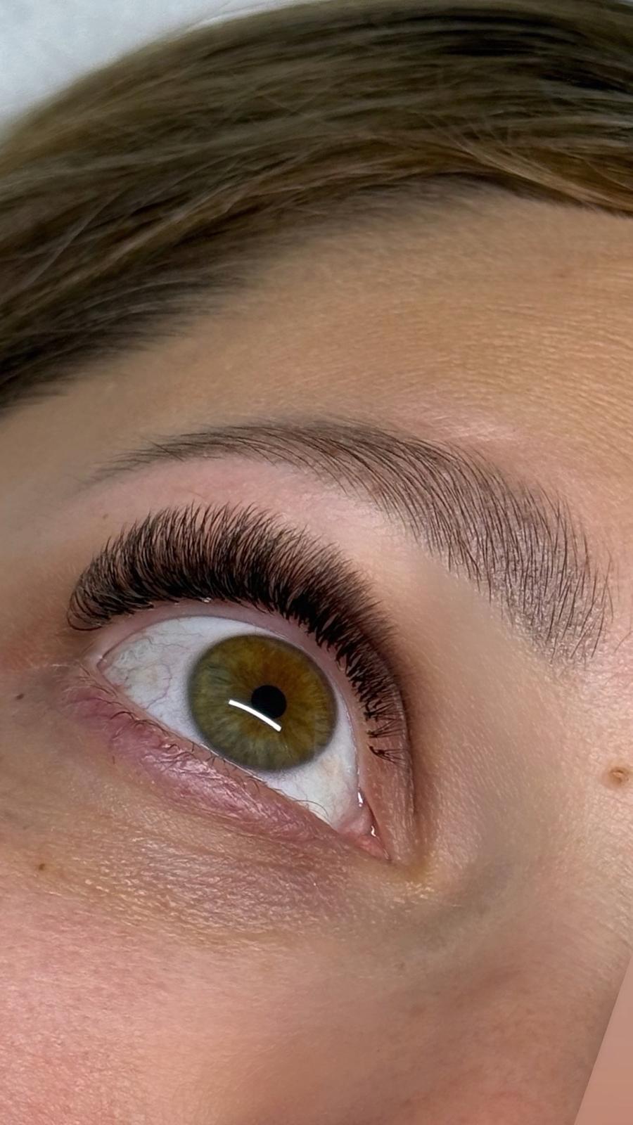 extensions de cils vu de face, volume russe 3D parfaitement réalisé par une experte du regard sur la commune de le barp