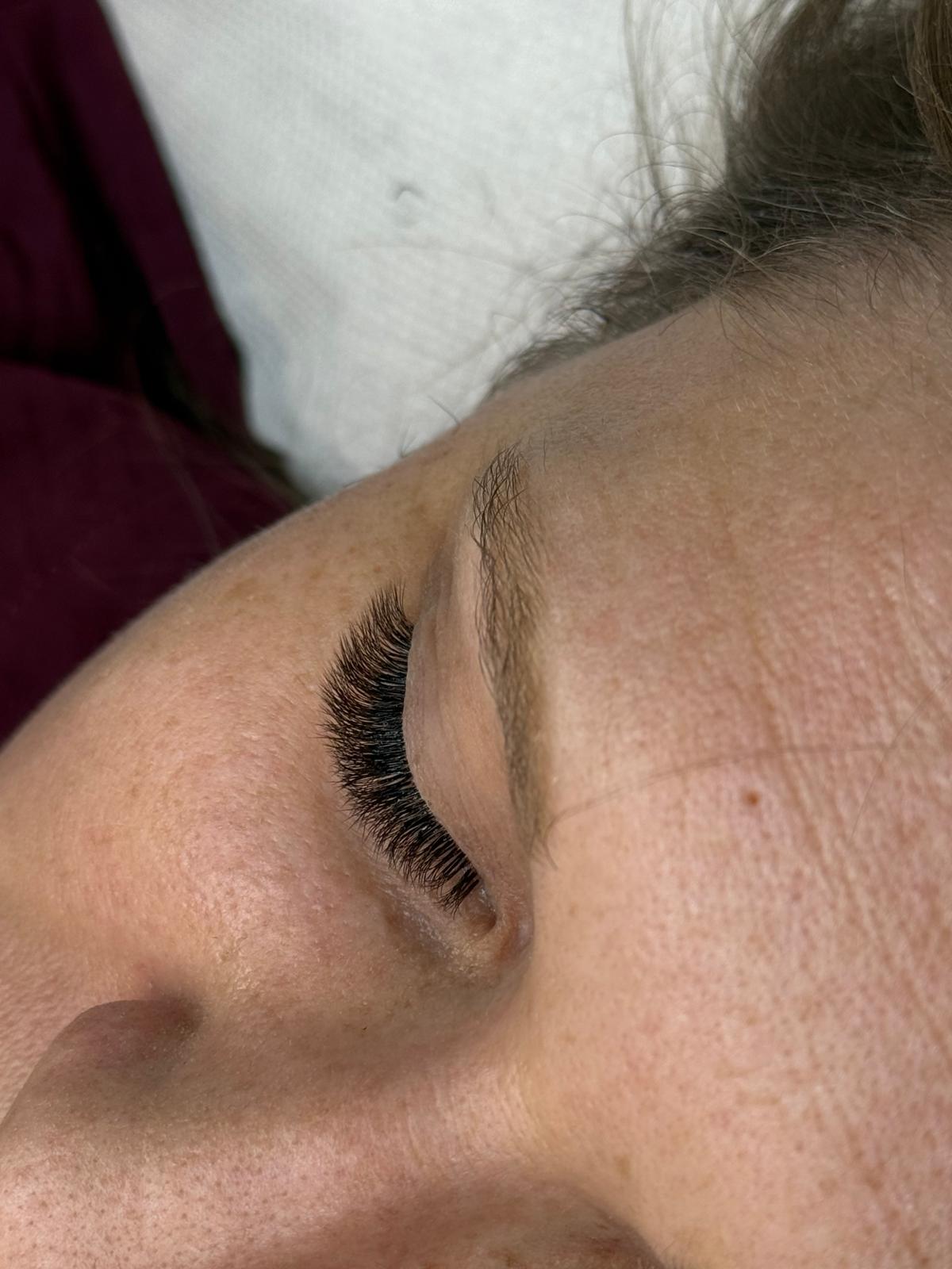 Extensions de cils volume Russe vue de haut, parfaitement réalisé chez la fée des jolies