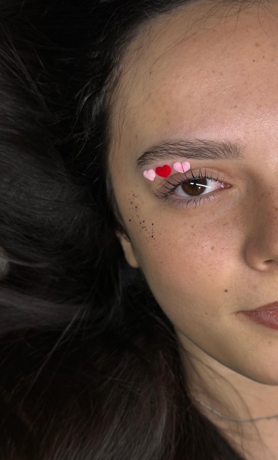 Lash lift sur cils long et naturels avec décor cœur pour mise en valeur du rehaussement