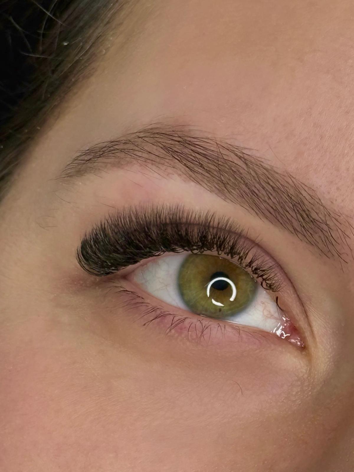 Perfect Line ou ligne parfaite avec le travail des rangées en volume russe