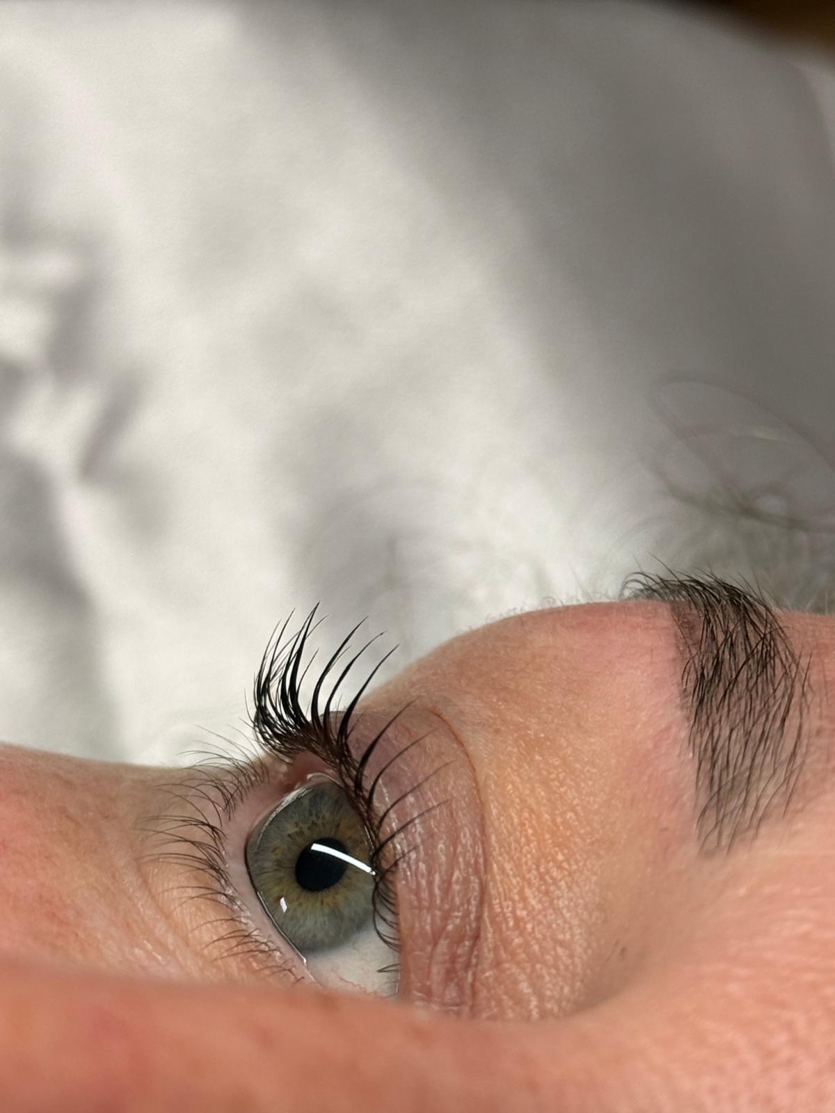 Zoom œil après rehaussement de cils et teinture chez la fée des jolies formation sur le barp