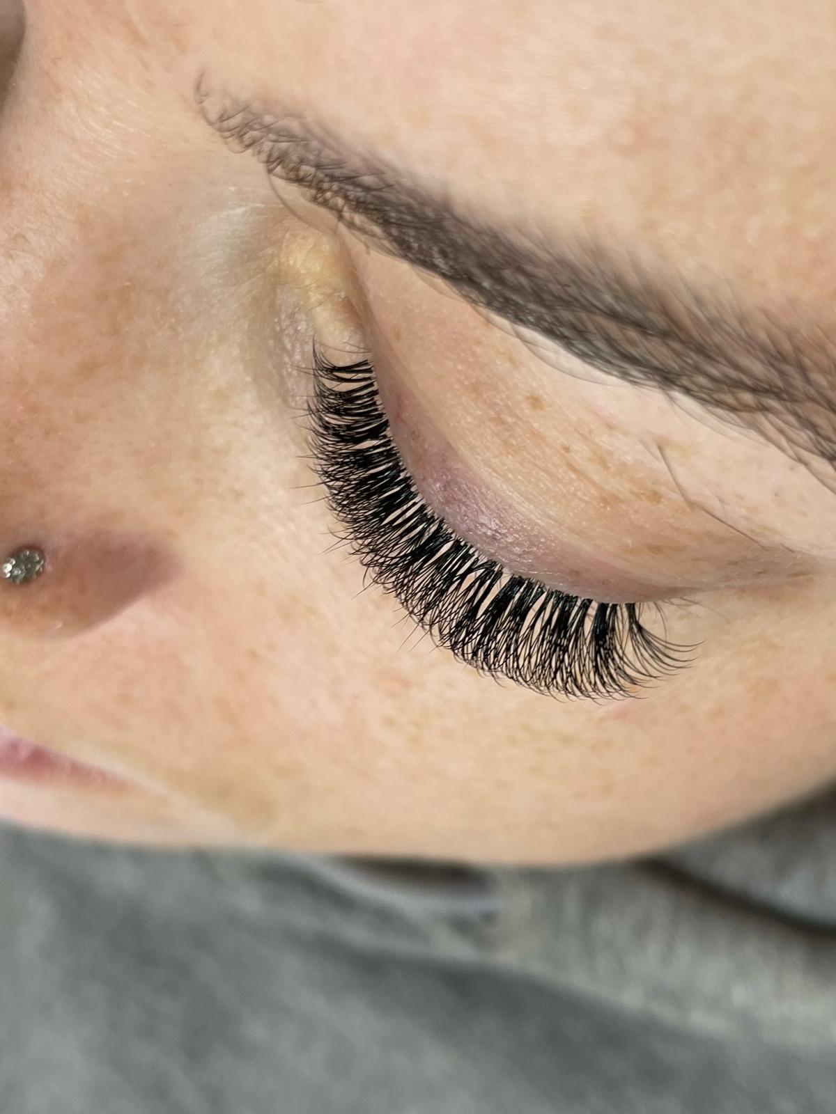 Vue de haut d’une pose de volume russe avec des bouquets réalisés exclusivement à la main par la formatrice de la fée des jolies