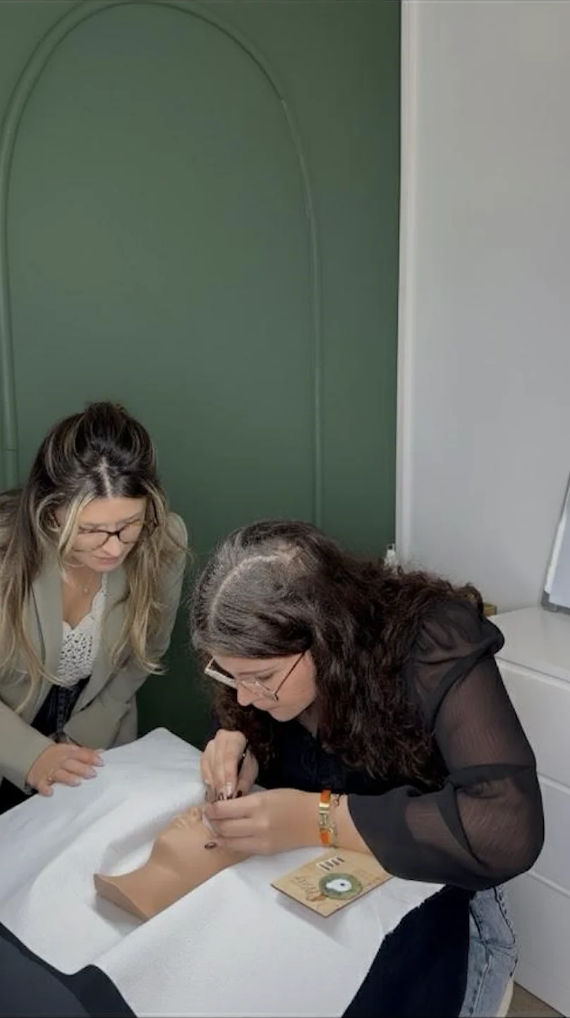 Entraînement sur tête malléable lors d’une formation extensions de cils, méthode cil à cil à le barp en gironde