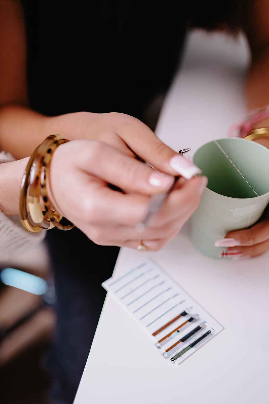 Visage de femme avec focus sur les cils