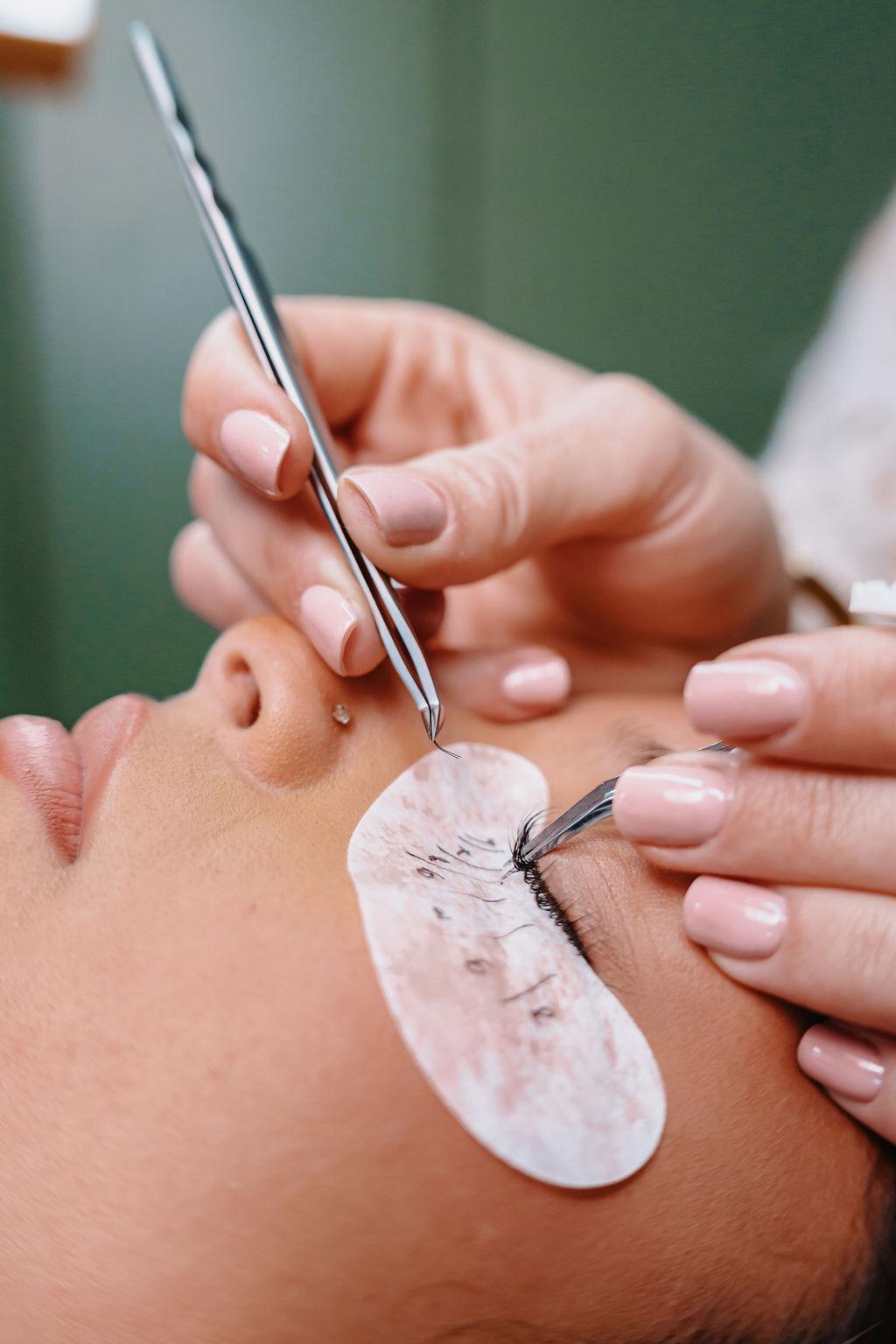 Pose d’un bouquet de volume russe en extensions de cils, sur jeune femme,en démonstration lors d’une formation située à le Barp en Aquitaine chez La fée des jolies