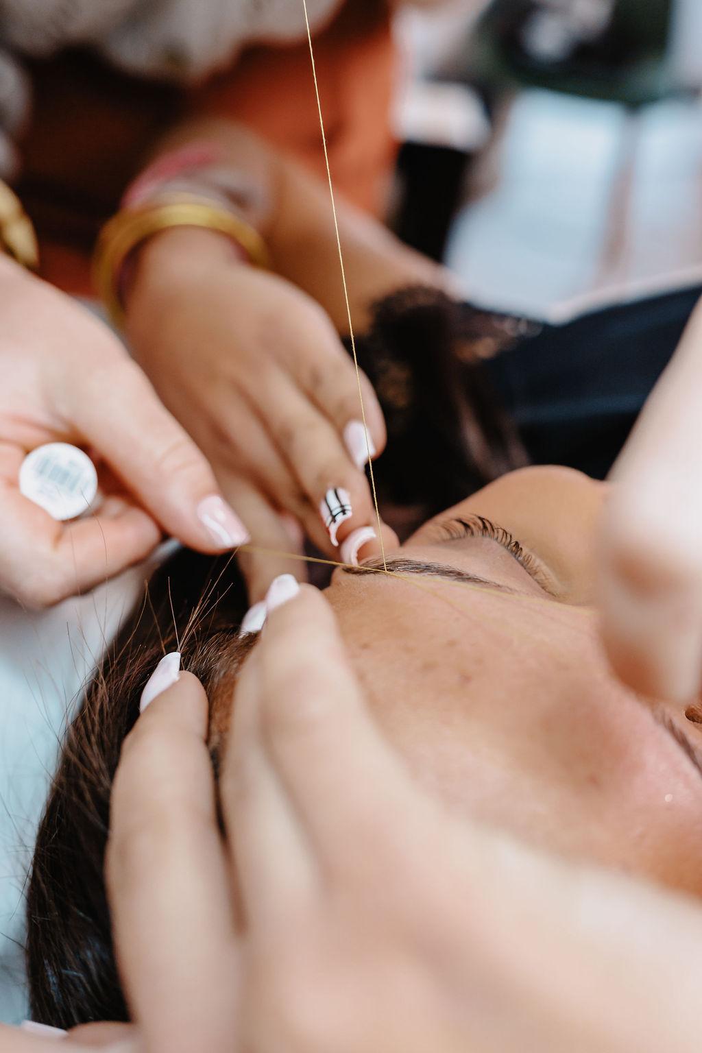 Épilation au fil - Photo 1