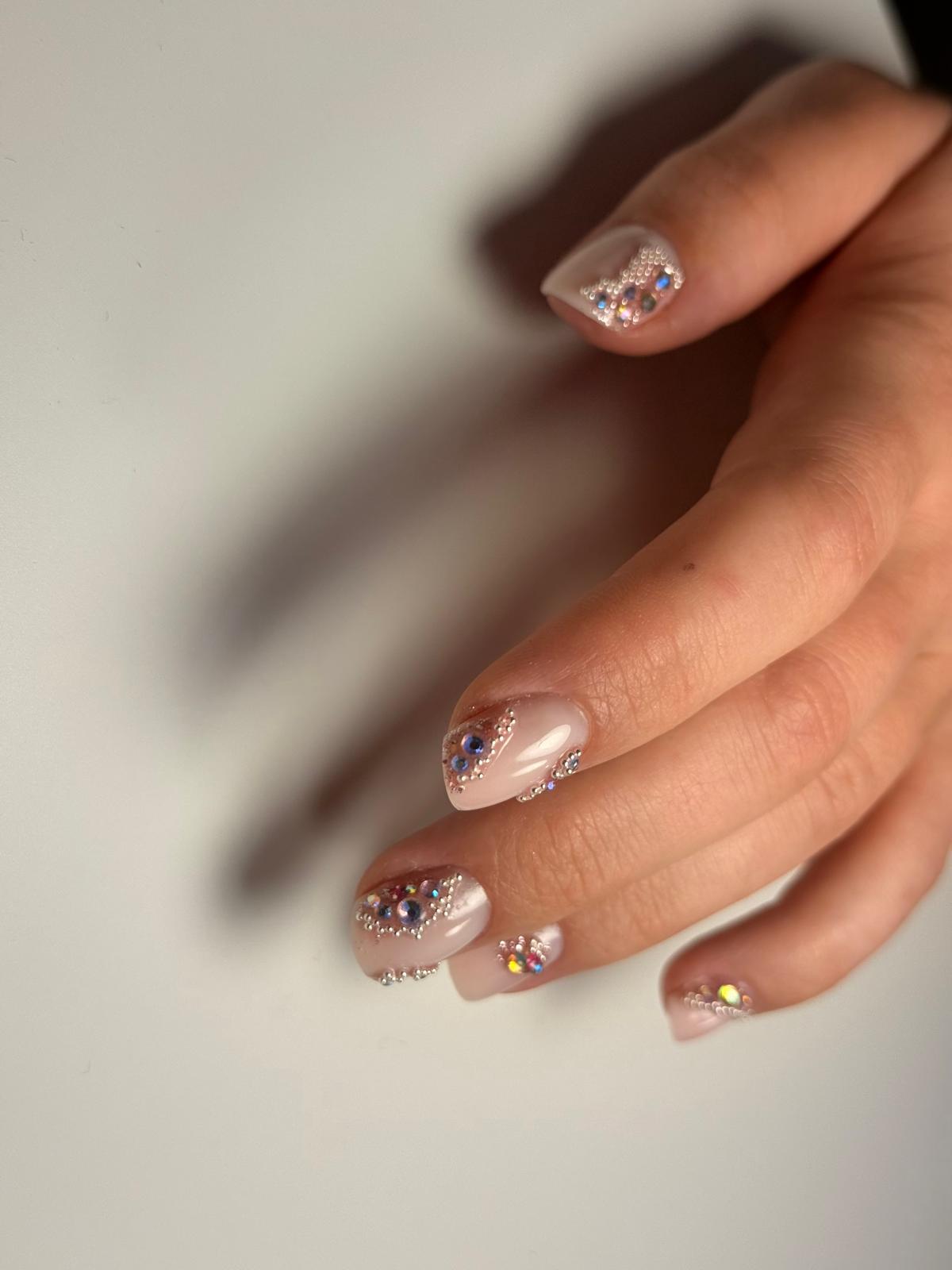 Détails d’une pose de semi permanent renforcé orné de strass